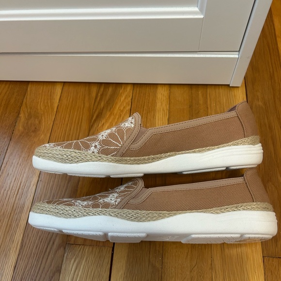 Clarks Elaina Harbor Warm Beige slip on size 8 NWT - Picture 3 of 7